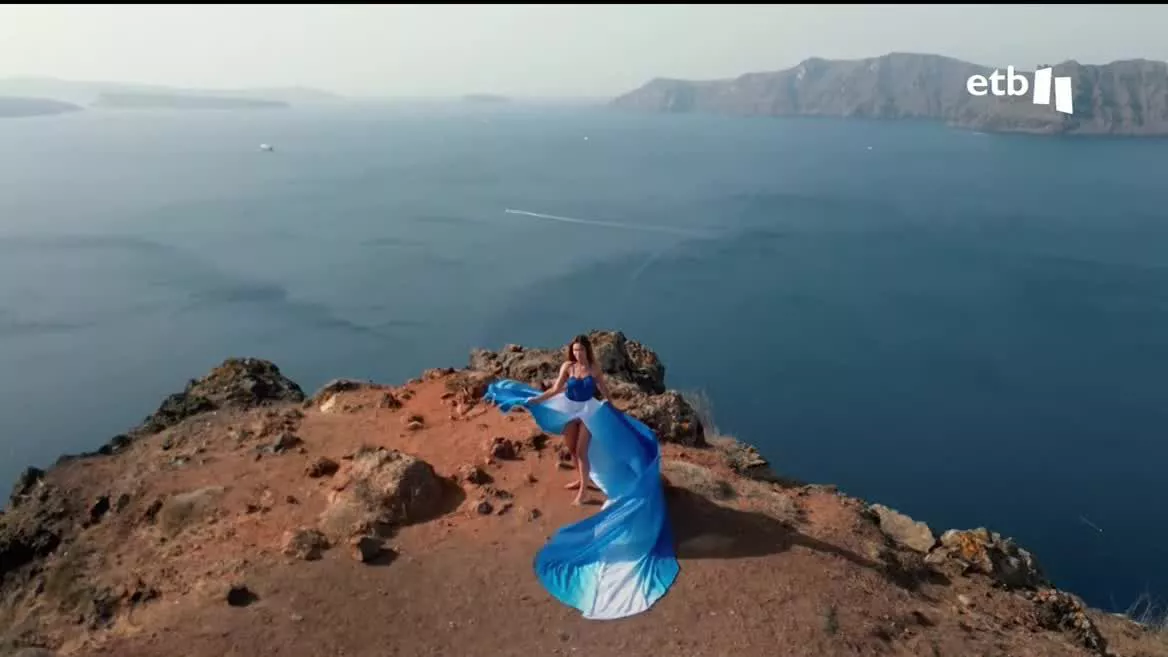 La empresa Flytographeer facturó solo el mes de mayo un millón de euros y tiene 300 fotógrafos en todo el mundo. El tour más demandado del mundo es el Flying Dress de Santorini: 1500 euros por sesión.