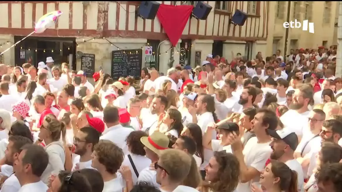 Se espera un aumento considerable de afluencia. Si el año pasado alcanzaron el millón doscientos mil visitantes esta vez prevén llegar al millón y medio. Esta tarde lanzaban el txupinazo del programa alternativo de fiestas en la plaza Patxa, de Baiona ttipia donde cada vez tiene mayor éxito.