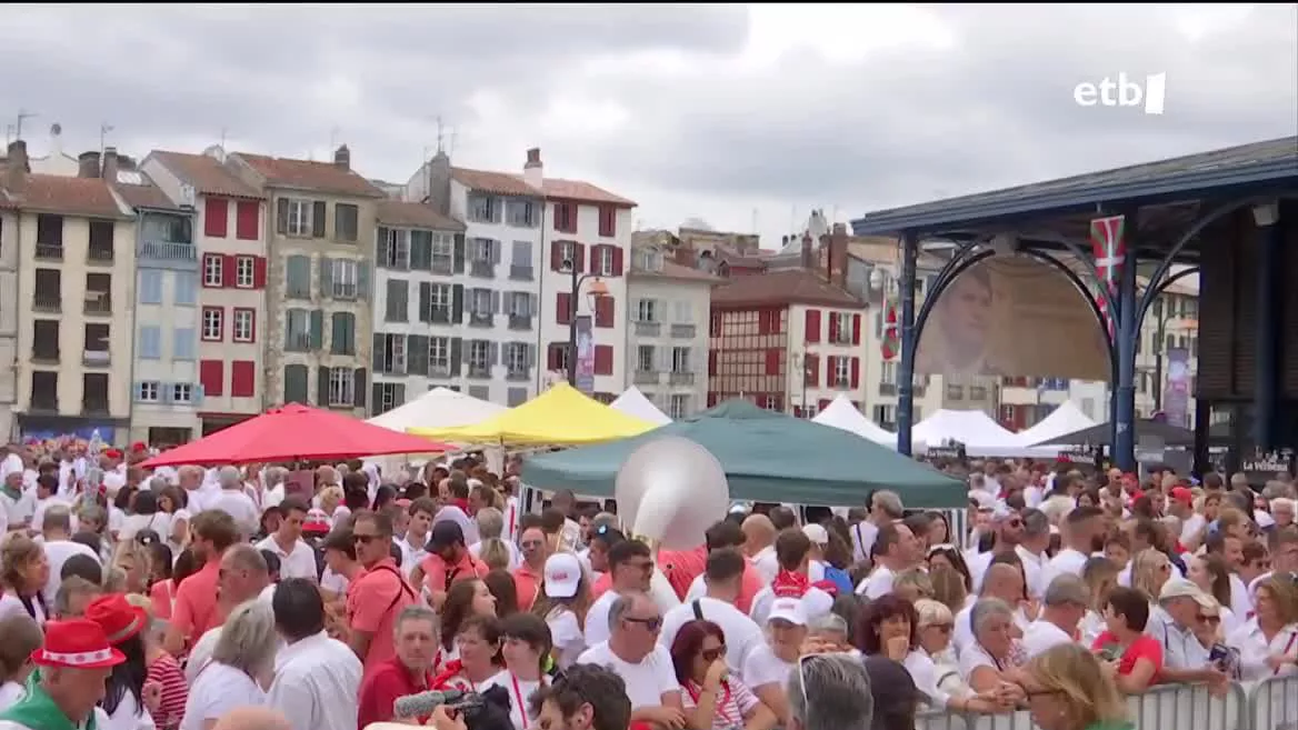 Jendetza somatzen da eta iaz 1.200.000 festazale gerturatu baziren, aurten 1.500.000 batzea aurrikusten dute. Arratsaldean festa alternatiboei hasiera eman diote Patxa plazan, Baiona Ttipian.