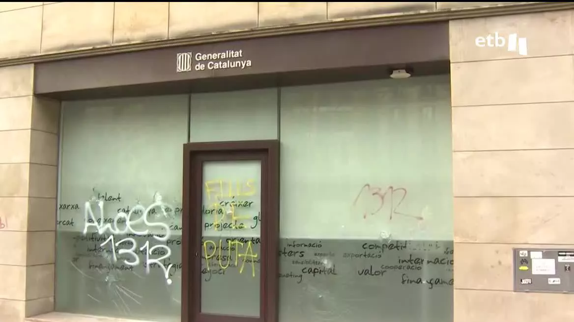 Muchos vecinos de la capital catalana están hartos del ruido o los restos de orina en la ciudad cuando aumentan los visitantes. El Ayuntamiento aumentará la presencia policial y la limpieza.