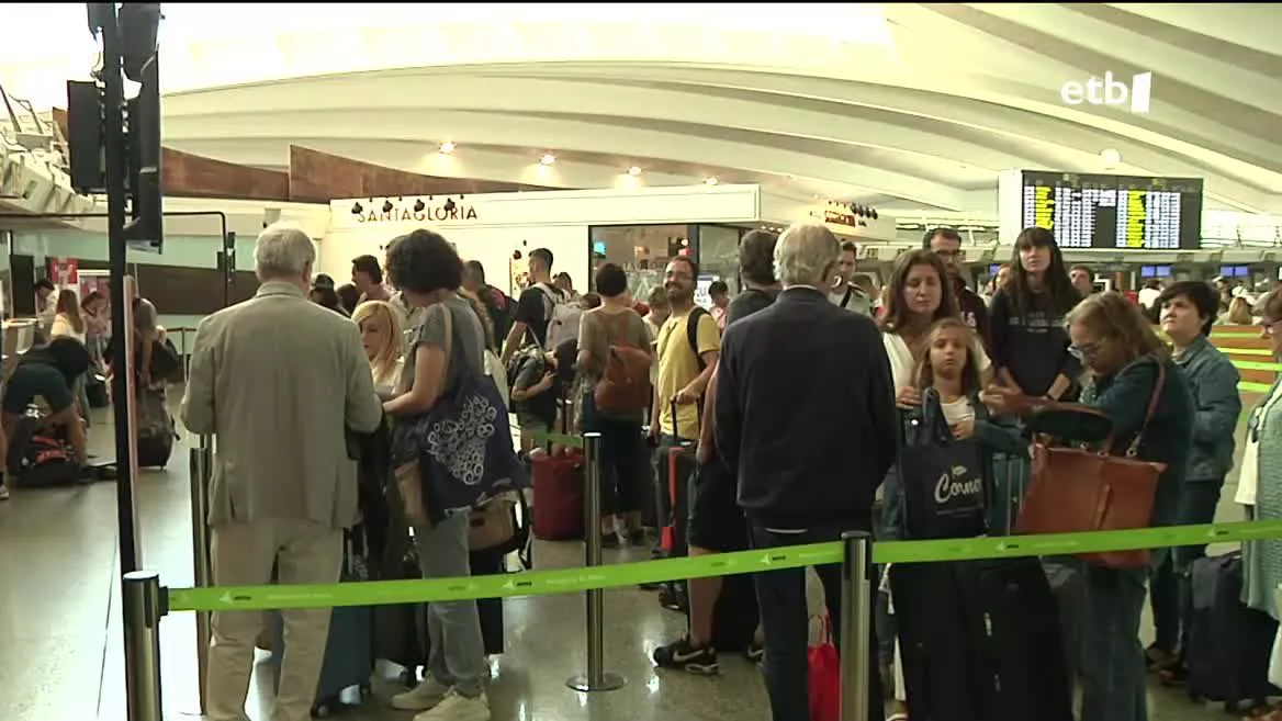Udako irteera operazioaren bigarren fasea abian da. Batzuk joan eta beste batzuk bueltatzen direla eta, astebururik korapilatsuena izango dute errepideek. 24.000 bidaiari eta 1.200 autobusen joan-etorria aurreikusten zuten gaur Bilboko Intermodalean.