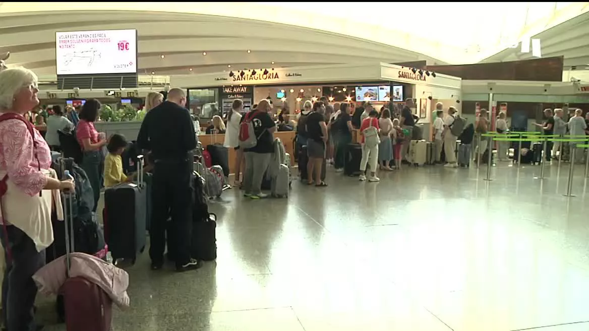 Arranca la segunda fase de la operación salida de estas vacaciones. Se prevé que este fin de semana será el más complicado en las carreteras. En la estación Intermodal de Bilbao estiman el ir y venir de 24 000 personas en 1200 autobuses.