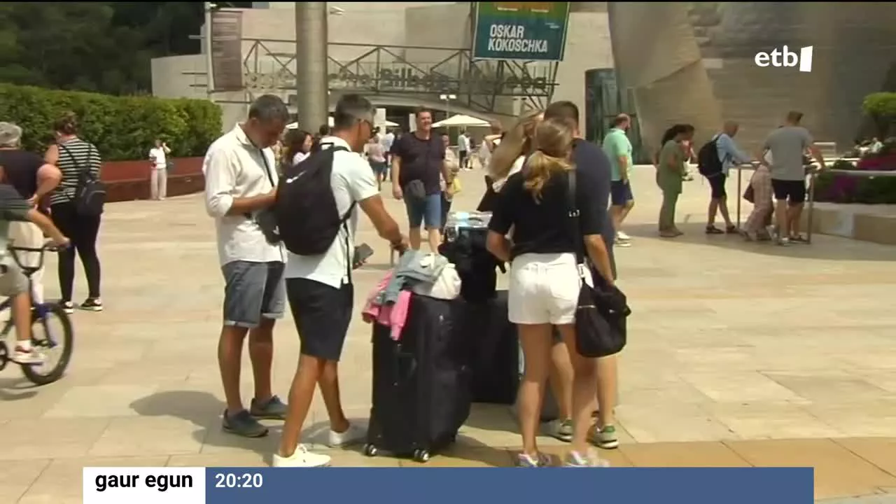 Askorentzat oporretako lehen asteburua da eta ezohiko ekitaldiez gozatu dute Hego Euskal Herrian. Bilbo, Donostia, Gasteiz eta Iruñea jendez gainezka daude egunotan.