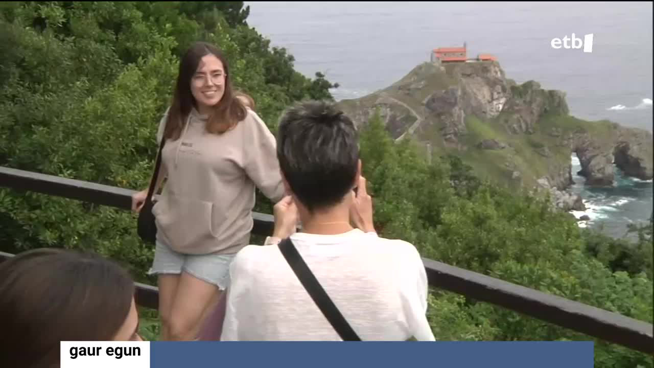 Giro polita dago kostaldeko zein barrualdeko herriak bisitatzeko. Hondarribiara edo Bakiora, esaterako, turista ugari hurbildu dira atzo bezala.