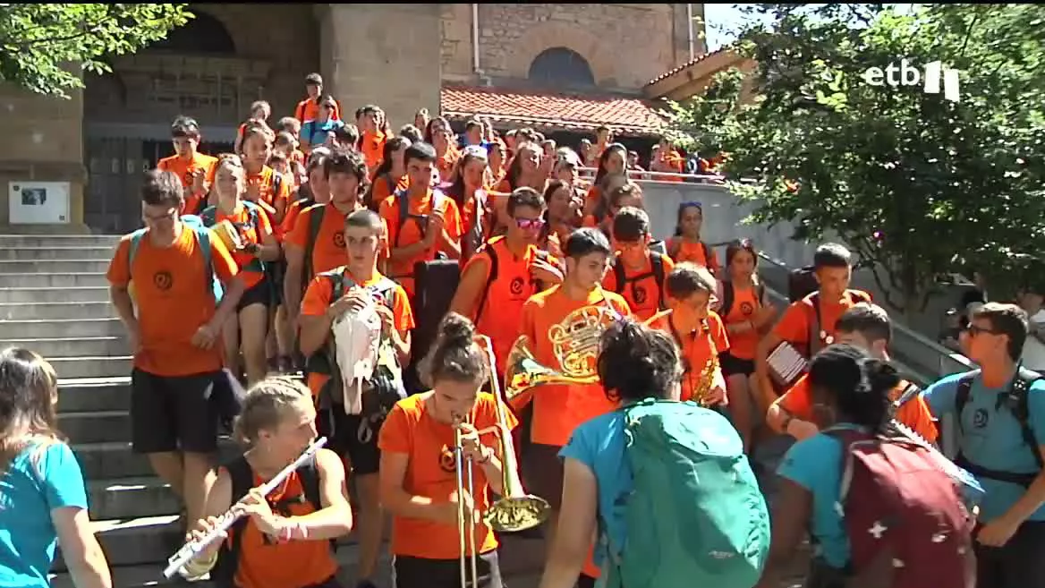 EuskarAbentura ya ha llegado a su meta. Los 125 jóvenes que han participado en esta expedición han dado sus últimos pasos en Getxo. En un mes han recorrido más de 400 kilómetros por toda Euskal Herria para fomentar el uso del euskera.