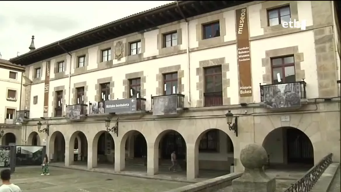 Aldizkari Ofizialean Batzar Etxea izango zela memoriaren adierazlea jaso zen. Lekurik aproposena ez zelako eta aldebakarreko erabakia zelako alegazioak aurkeztu zituzten Batzar Nagusiek,  Gogora institutuak, Gernikako Udalak eta EHUk. Alegazioak onartu, eta Gernika osoa izendatzea erabaki dute.