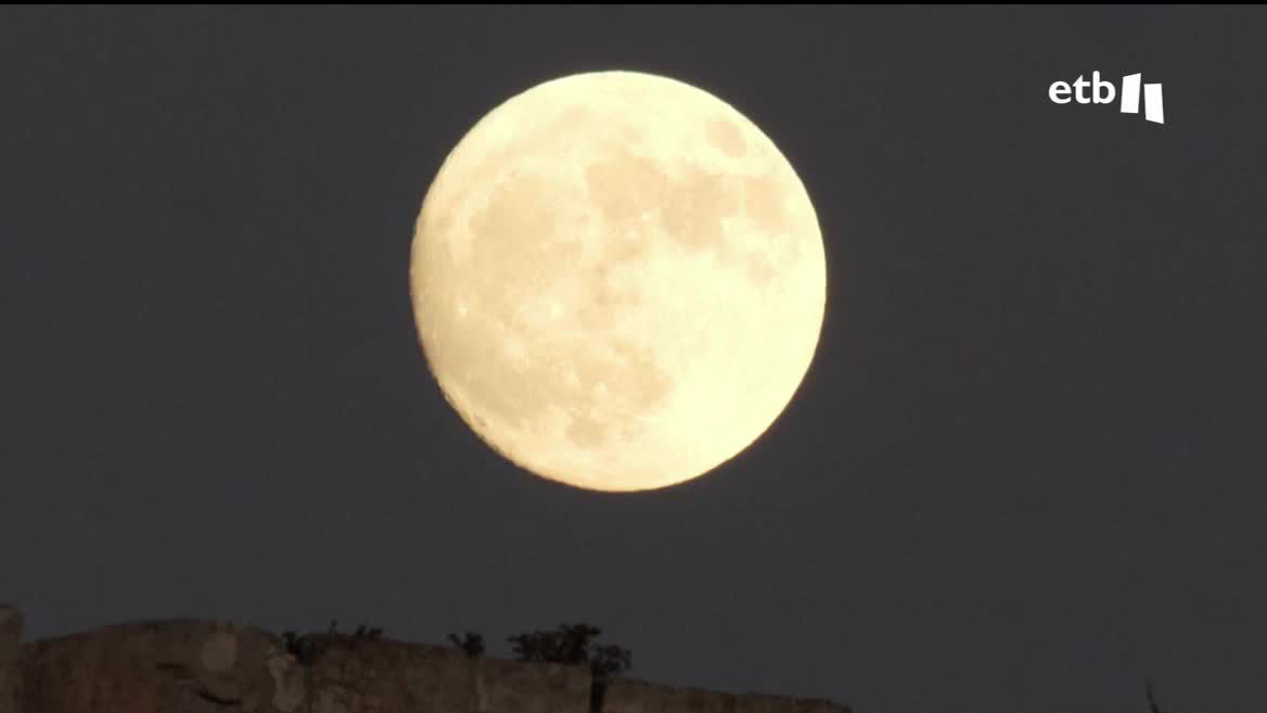 Ayer tuvimos una super luna. Luego vendrá la lluvia de perseidas y el mes finalizara con otra super luna. La de ayer dejo imagenes de postal por todo el mundo.