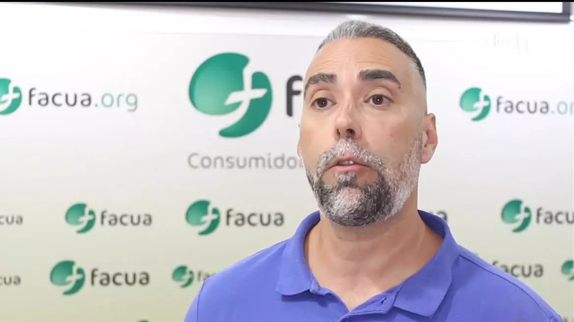 ¿Debo pagar suplemento por mi equipaje de mano? La ley de navegación aérea dice que las empresas están obligadas a llevar el equipaje de mano sin coste adicional.