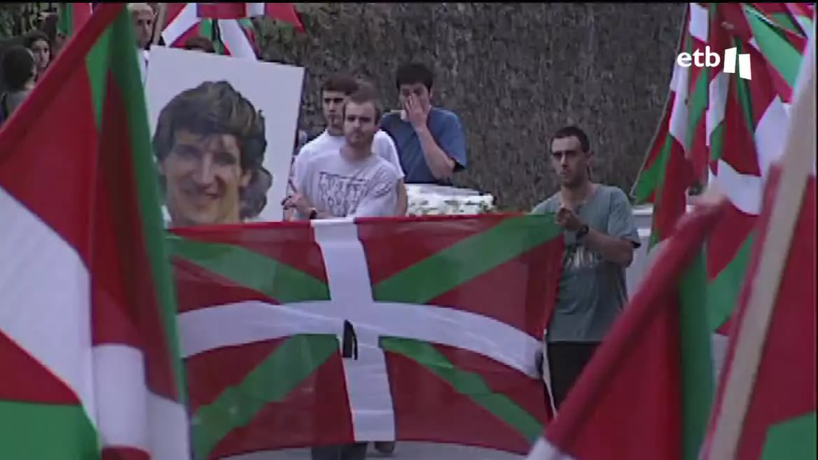 El lehendakari ha condenado enérgicamente el homenaje. En un mensaje en redes sociales, Iñigo Urkullu califica el homenaje a  los miembros de ETA de deplorable. Ha dicho que convivencia no es homenajear a personas que ''llevaban una bomba en un coche”.