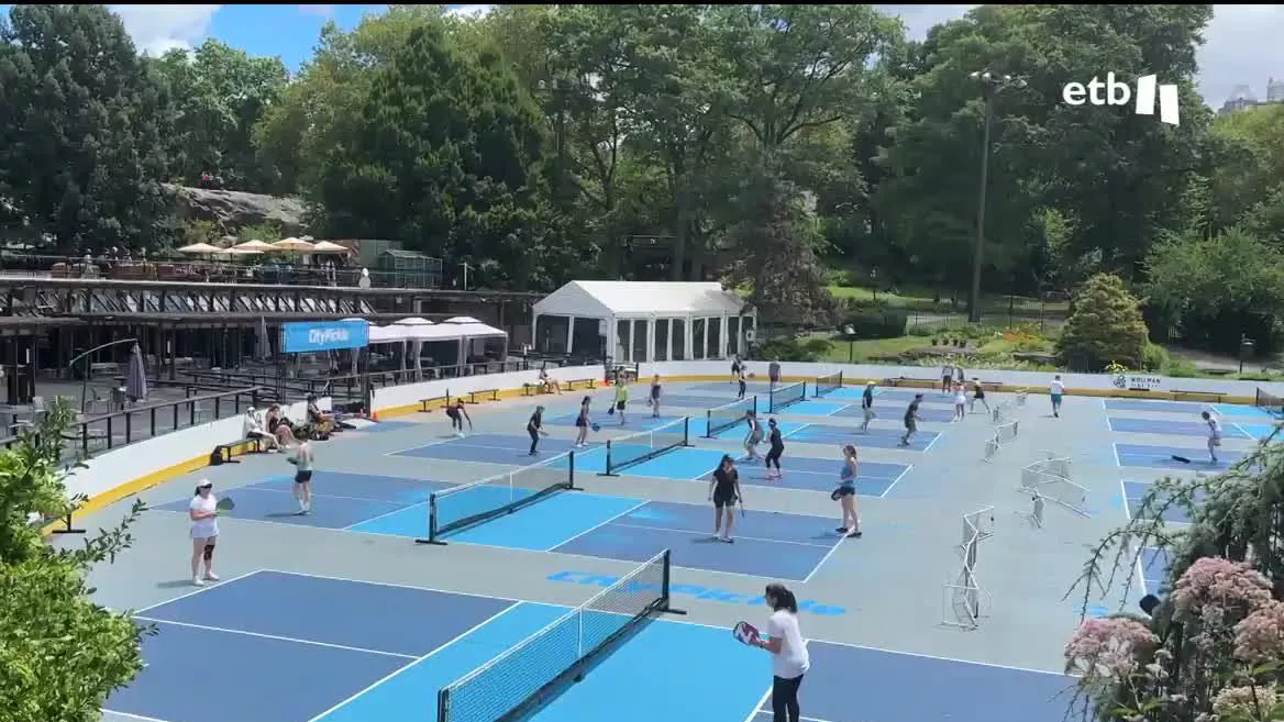 El "pickleball" es el deporte que más crece en EEUU, y se juega con una pala cuadrada y una pelota de plástico. Es un deporte fácil para niños y mayores, y se ha convertido en un vínculo social. Se calcula que este año lo practicarán más de 22 millones de estadounidenses.