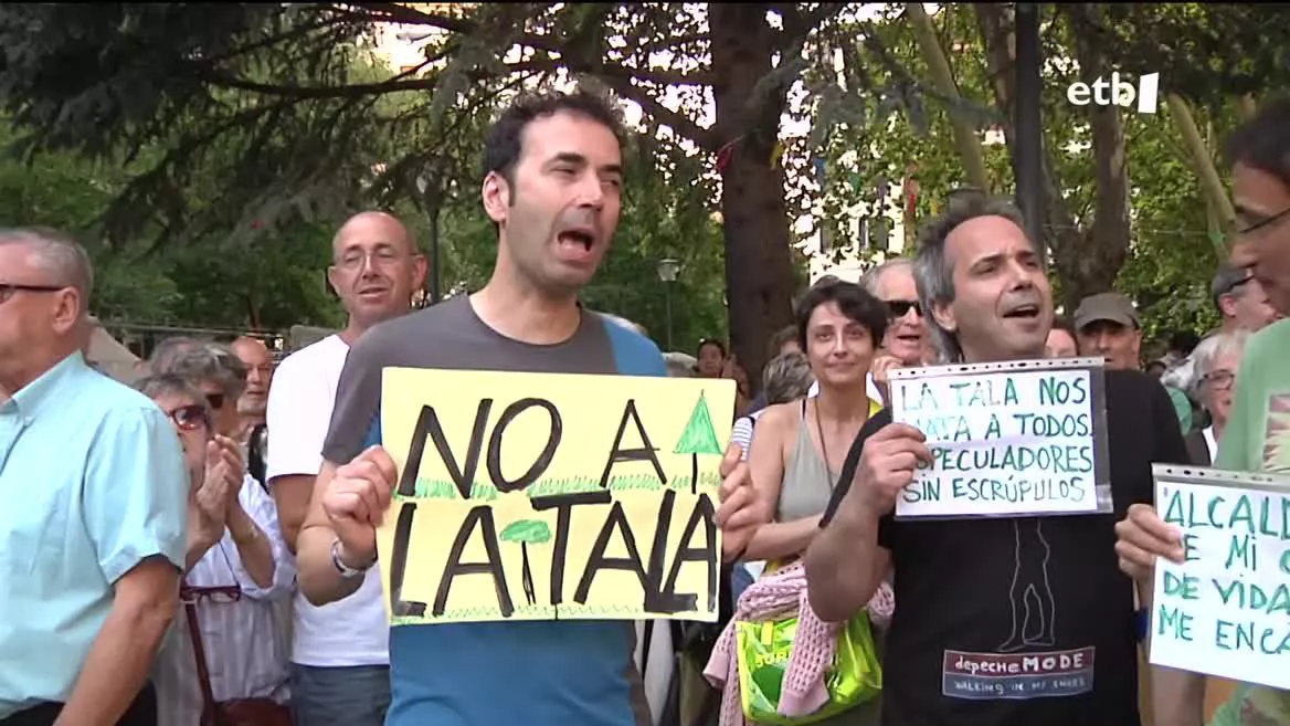 Lurrazpiko aparkalekuak haserrea piztu du hirian. Proiektua aurrera eramateko, 35 zuhaitz moztu  behar dituzte. Udalak dio berriro landatuko dituztela, baina, bizilagunen hitzetan, uda sasoi honetan hori ezin da egin. Bizilagunek proiektuaren kontrako plataforma bat sortu dute.