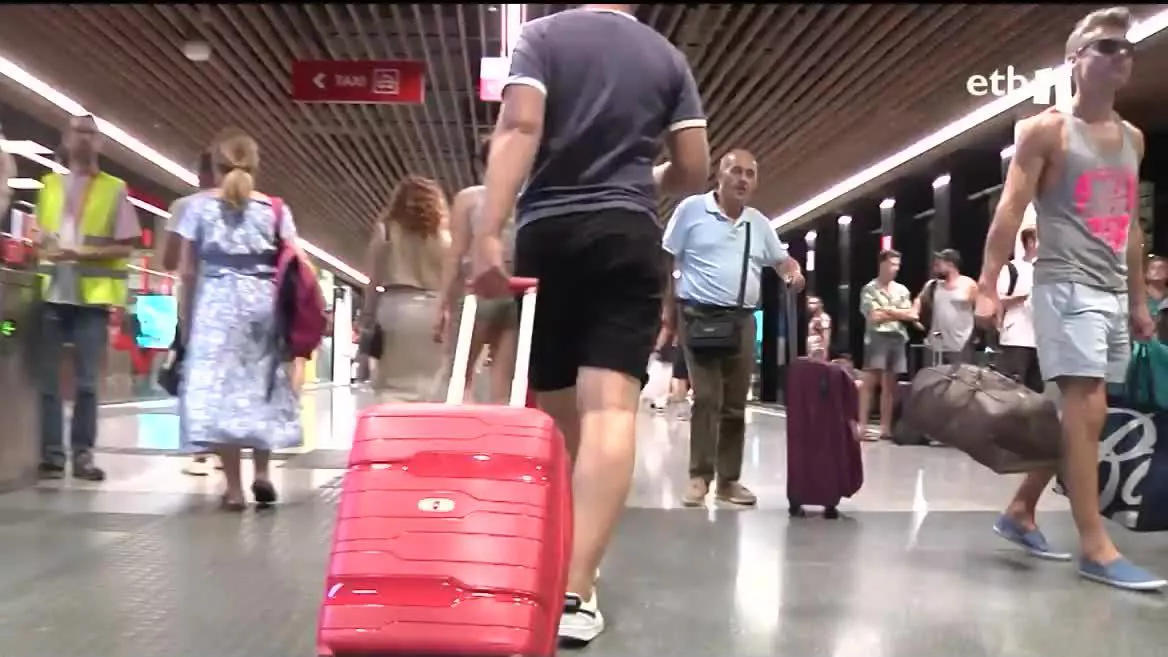 Se esperan 735 vuelos este puente de agosto en el aeropuerto de Loiu. Se espera que 22 000 viajeros y 1200 autobuses pasen por la Intermodal en el día de más movimiento del puente.