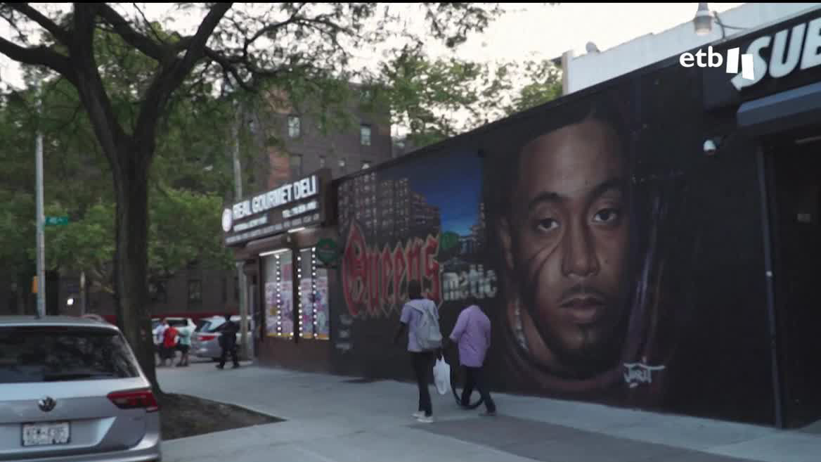 Este estilo musical surgió en medio de una crisis económica, evolucionó de forma rápida y anárquica y se convirtió en un estilo de vida. Consideran al DJ Kool Herc "padre" del hip hop.