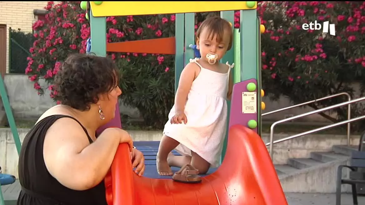 Para hacer frente a la carestía de la vida y fomentar la natalidad, el Gobierno Vasco puso en marcha una ayuda de 200€ al mes por hijo o hija hasta los tres años. Estas subvenciones entraron en marcha en el mes de marzo, y, hasta el momento, un total de 52 340 familias han hecho uso de ellas.