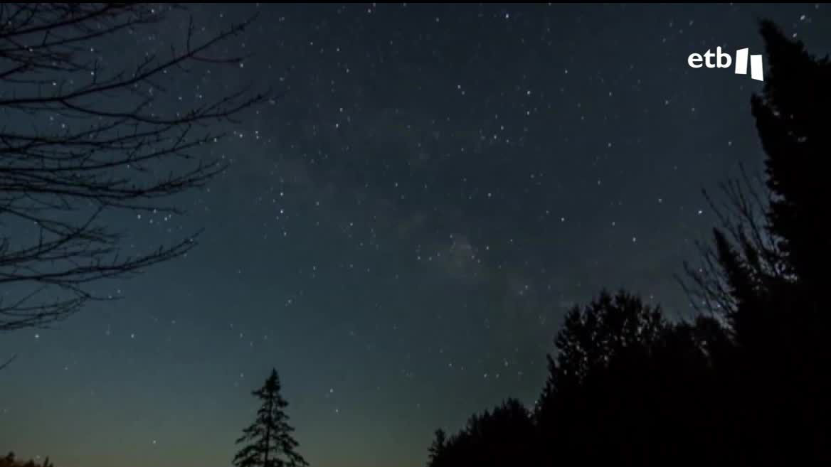 Esta es una noche señalada para los aficionados a la astronomía y, en general, para quienes disfrutan de mirar al cielo por la noche y ver las estrellas; y es que es el día señalado para ver las Perseidas, las llamadas lágrimas de San Lorenzo, con bastante buenas condiciones en muchos lugares.