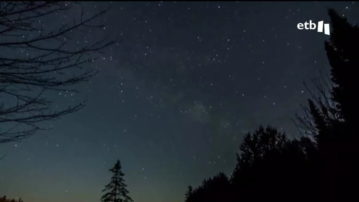 Esta es una noche señalada para los aficionados a la astronomía y, en general, para quienes disfrutan de mirar al cielo por la noche y ver las estrellas; y es que es el día señalado para ver las Perseidas, las llamadas lágrimas de San Lorenzo, con bastante buenas condiciones en muchos lugares.