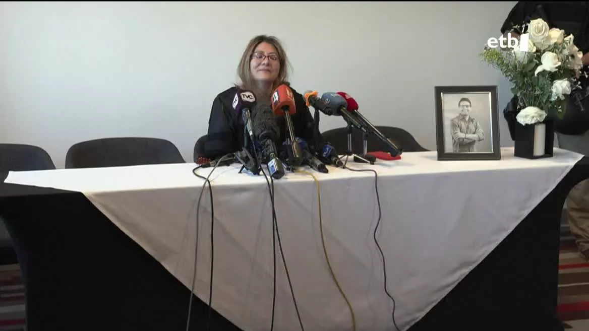 Ekuadorren, Veronica Suarezek, Fernando Villavicencio presidentegaia zenaren emazteak, Estatuko Gobernuari leporatu dio zuzenean senarraren hilketaren erantzukizuna. Sarauzek esan du Presidentziarako hautagaiak ez zeramala beharrezkoak ziren segurtasun neurriak hil zutenean.