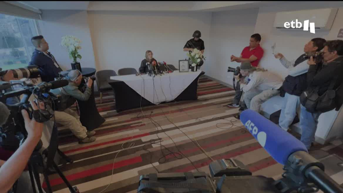 En Ecuador, Verónica Sarauz, esposa del candidato asesinado Fernando Villavicencio, ha responsabilizado directamente al Gobierno del asesinato de su marido. Ha dicho que el candidato a la Presidencia no llevaba las medidas de seguridad necesarias cuando fue asesinado.
