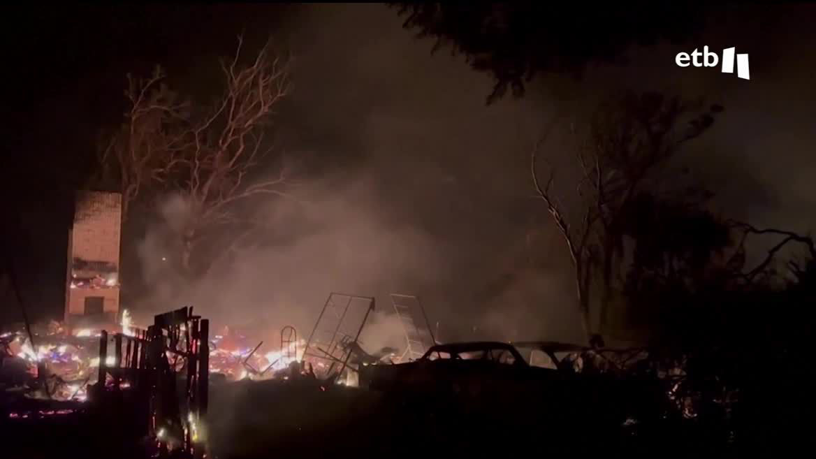 Miles de personas sobreviven con lo que pueden en Hawai, en refugios improvisados tras perder su casa. Las autoridades han confirmado que hay 93 muertos, y han señalado que todavía se encontrarán más cadáveres.