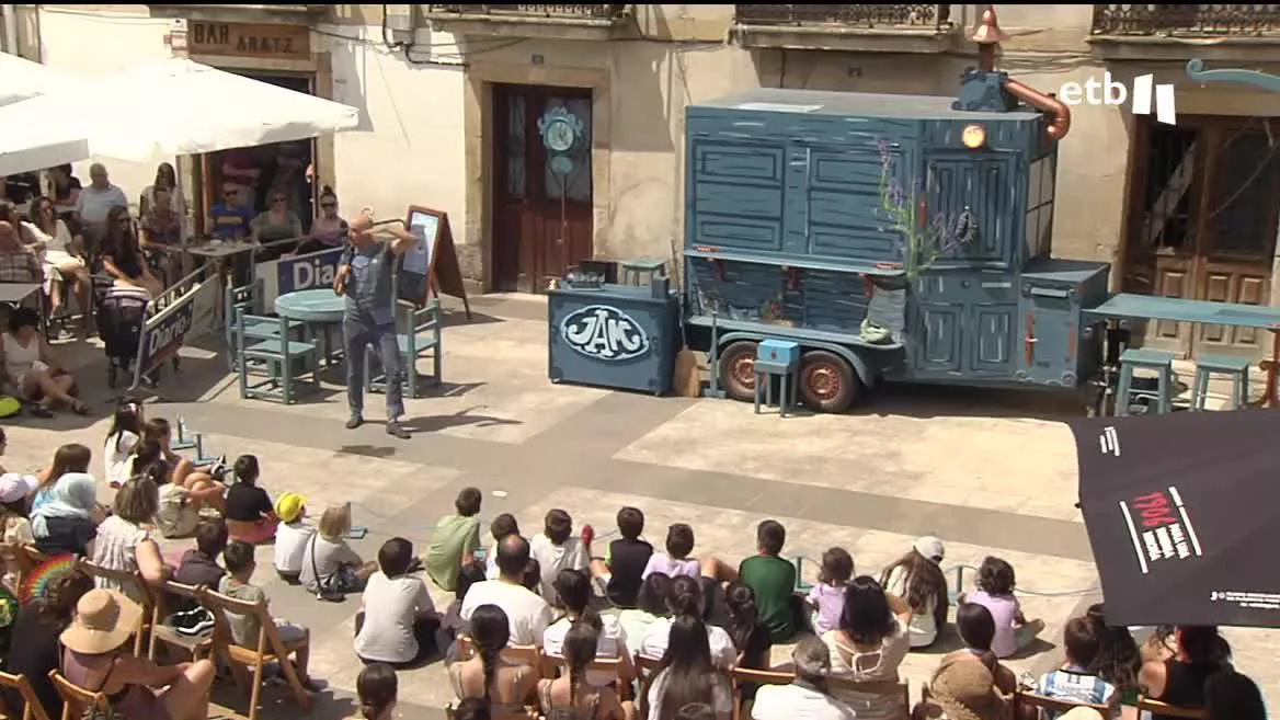 Araia-Asparrena celebra estos días el Festival de Teatro de Humor, una cita ineludible para muchas y muchos. Por trigésimo año, la plaza del pueblo acogerá las obras de compañías de todo el Estado.