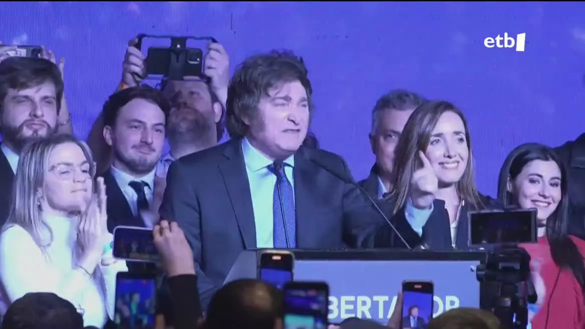 Aurreikuspenek kale egin dute Argentinan, eta sorpresa heldu da primarioetan. Javier Milei ultraeskuindarrak bildu du boto gehien, herrialdeko panorama politikoan lurrikara eraginez.  Kasta politikoaren aurka egiteko asmoa duen hautagaiak bere burua anarko kapitalistatzat du.