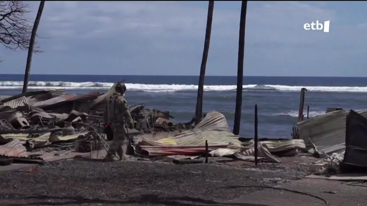 Kaltedunek uste dute haizetearen erdian, argindar kableen txinpartek piztu zutela sua. Hawaiiko Fiskaltzak ikerketa iragarri du larrialdien kudeaketaz.