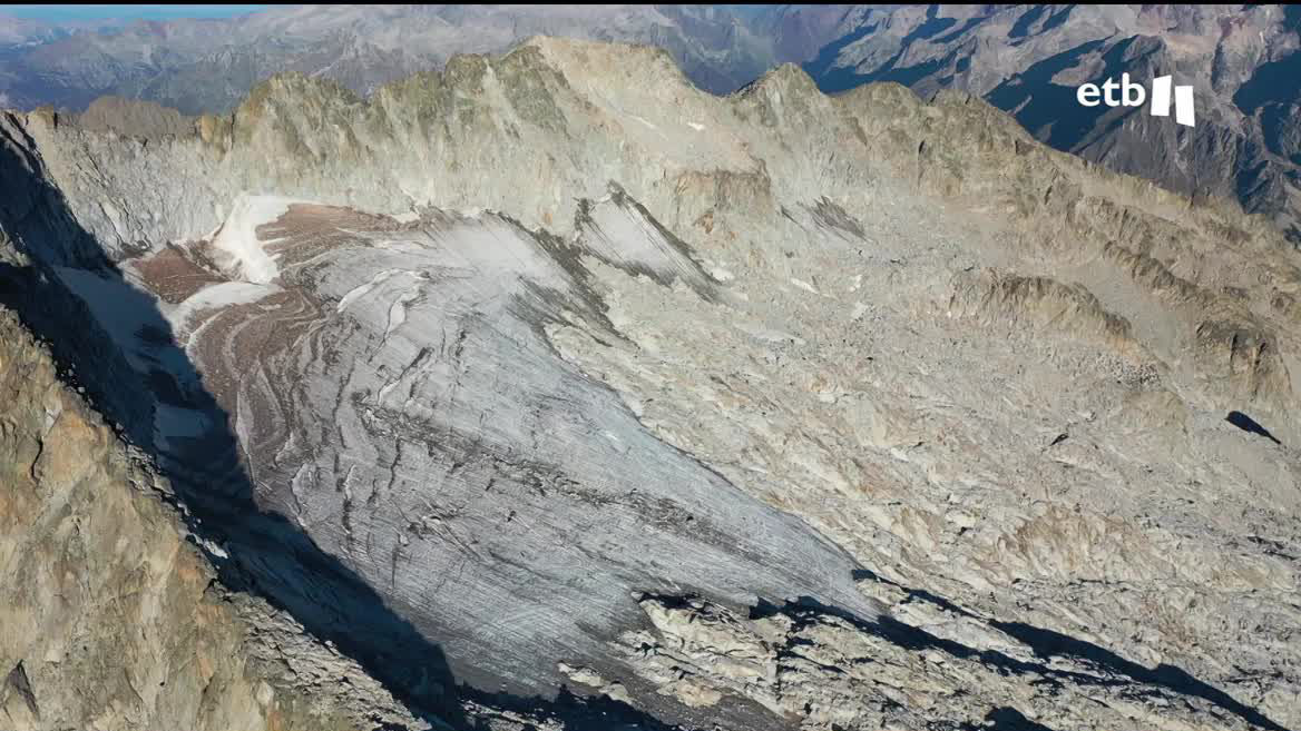 Los servicios de rescate piden que no se acuda al glaciar más grande de los Pirineos. Aún es destino de muchos mendizales.