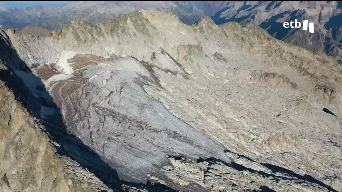 Los servicios de rescate piden que no se acuda al glaciar más grande de los Pirineos. Aún es destino de muchos mendizales.