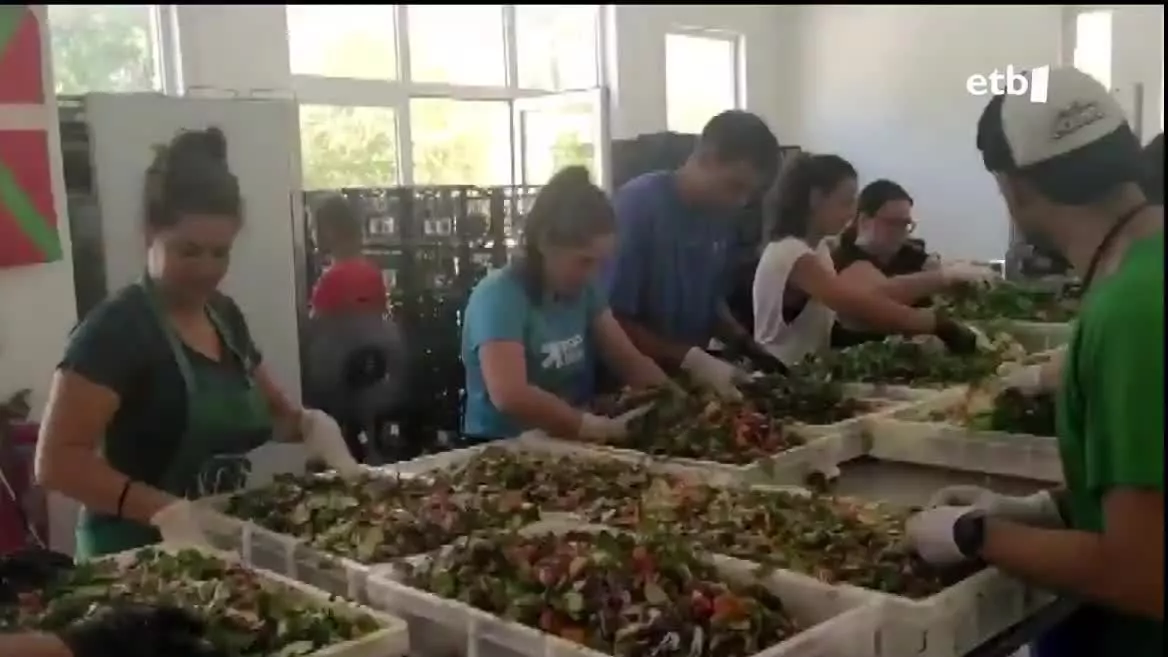 Migrazio krisiak ez du etenik, eta Greziako Lesbos uharteko kanpalekuan argi ikusten dute hori Zaporeak elkarteko kideek ere. Egunean 1.500 otordu ematetik 2.000 baino gehiago eman behar izatera pasatu dira, errefuxiatuen kanpalekua etengabe hazten ari delako.