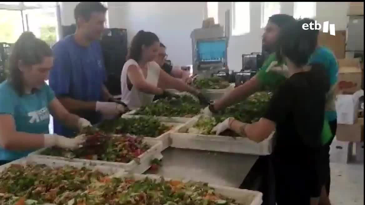 La crisis migratoria no cesa y en el campamento de la isla griega de Lesbos también lo han notado los miembros de Zaporeak. Han pasado de dar 1500 comidas al día a tener que dar más de 2000 porque el número de refugiados en el campamento no deja de crecer.