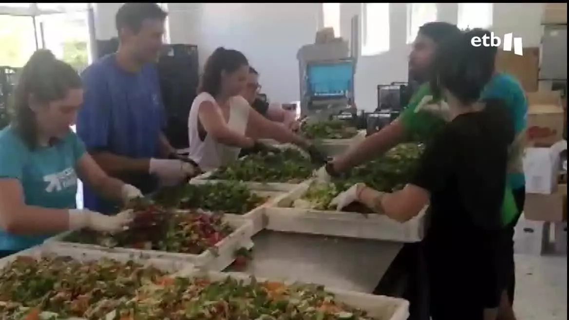 La crisis migratoria no cesa y en el campamento de la isla griega de Lesbos también lo han notado los miembros de Zaporeak. Han pasado de dar 1500 comidas al día a tener que dar más de 2000 porque el número de refugiados en el campamento no deja de crecer.