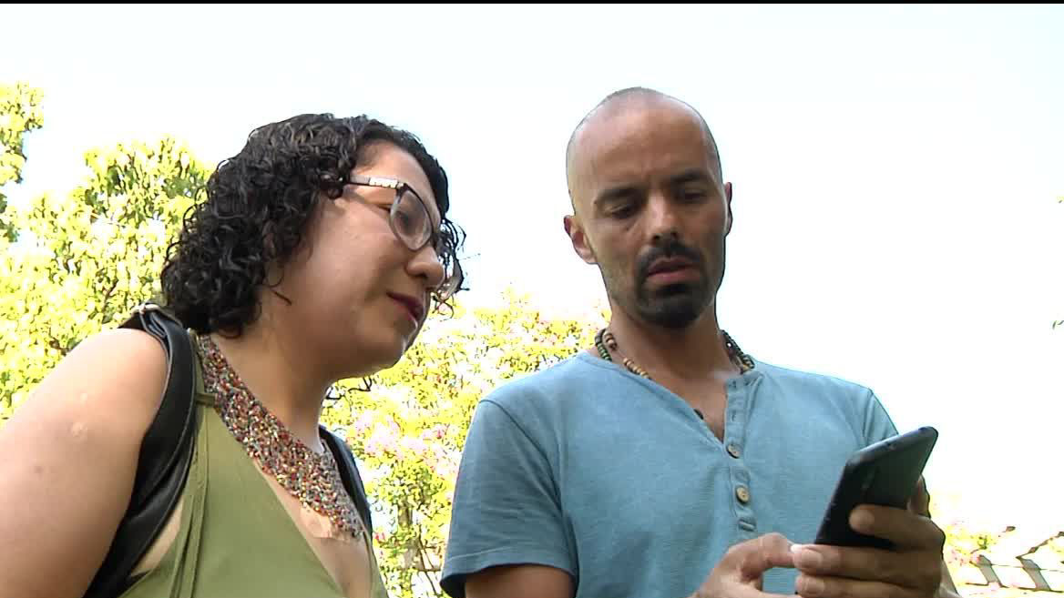 Miles de ecuatorianos y ecuatorianas viven en Euskal Herria y para ellos hoy también es un día importante. Andrés y Evelin viven en Bilbao y nos cuentan que viven con preocupación lo que está ocurriendo en su tierra natal.