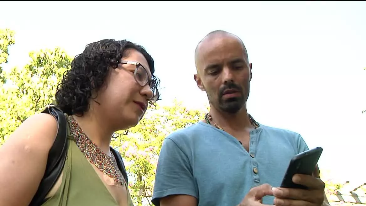 Miles de ecuatorianos y ecuatorianas viven en Euskal Herria y para ellos hoy también es un día importante. Andrés y Evelin viven en Bilbao y nos cuentan que viven con preocupación lo que está ocurriendo en su tierra natal.