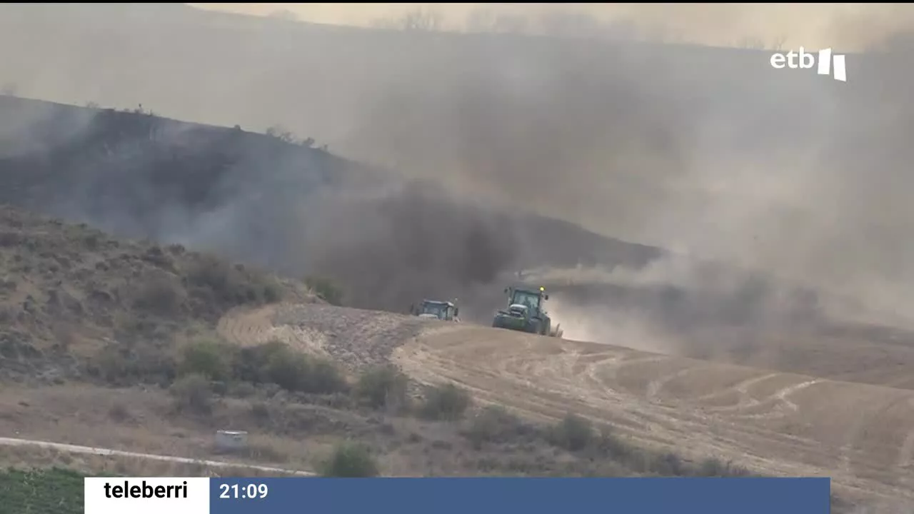 El fuego ha comenzado en la frontera entre Artajona y Obános, pero el vierto del sureste lo ha ido dirigiendo hacia la zona de Mendigorria. Los agricultores han hecho cortafuegos alrededor del pueblo.