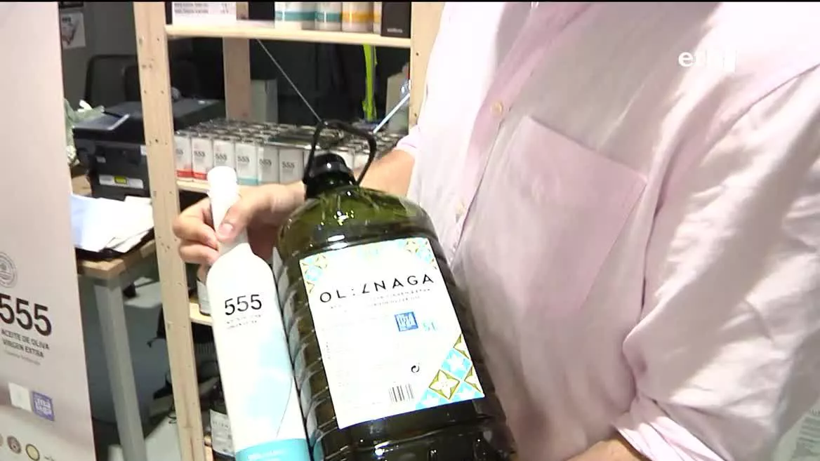 Aurreko bi kanpainetan baino %109 garestiago dago oliba olioa eta lapurren helburuetako bat bihurtu da. Malagako Terraverne ekoiztetxetik 8 eta 32 euro arteko prezioa daukaten 7.000 litro ostu dituzte.