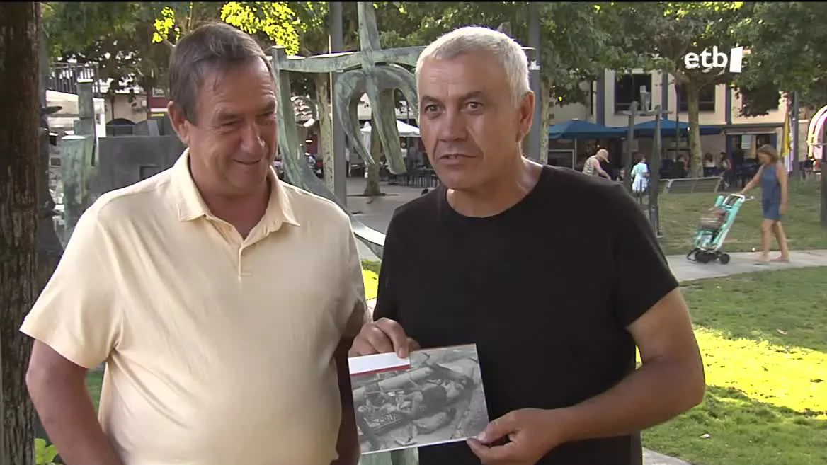 Argazki honekin jakin zuen munduak Bermeotik abiatutako Gurutze Gorriko bost boluntarioak onik zeudela. Egun hartatik 40 urtera, protagonistei erakutsi diegu.