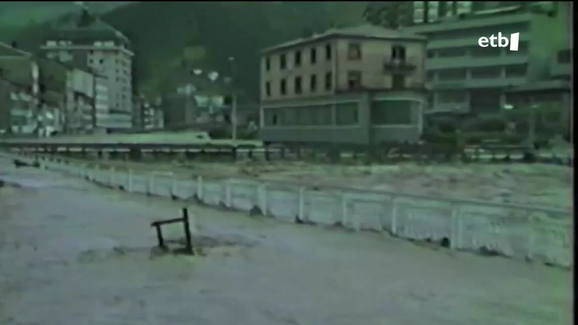 Antes de que la tormenta devastara Bizkaia, las primeras alarmas saltaron horas antes en Gipuzkoa donde las precipitaciones alcanzaron los 200 litros por metro cuadrardo. No hubo víctimas mortales, pero sí grandes pérdidas materiales ya que la mayoría de ríos que cruzan el territorio se desbordaron.