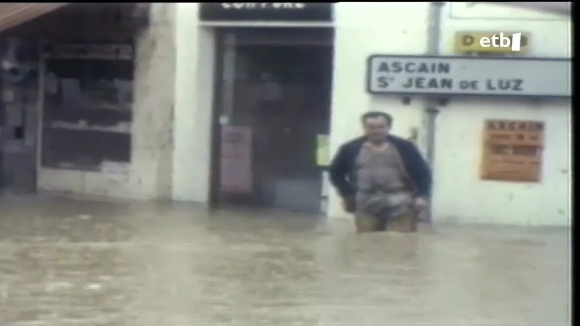 En Sempere, en cuatro horas, el agua subió seis metros y medio. También en Azkaine, Zuraide y Donibane Lohitzune, entre otros, el agua se lo llevó todo. El Gobierno France declaró la zona de catastrófica y ayudó financieramente. Entonces se decidió construir la presa de Lurberria.