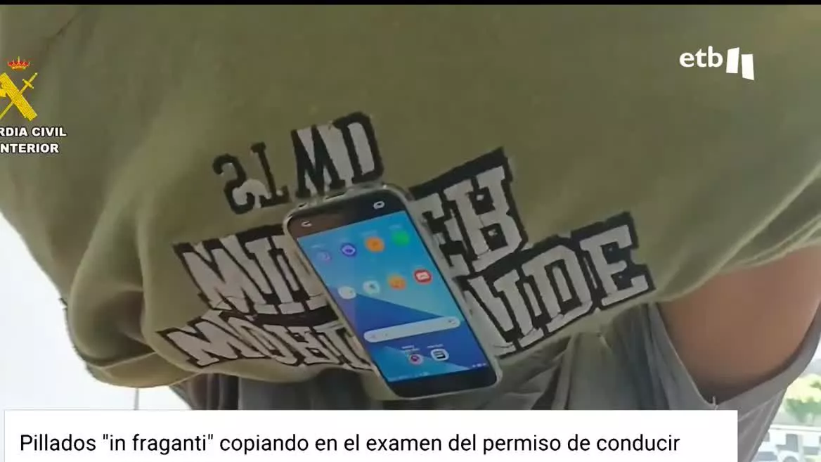 Ocultaban entre la ropa teléfonos móviles receptores de señal y audífonos en los oídos. Han sido sancionado con 500 euros demulta, cada uno y no podrán presentarse de nuevo a las pruebas para la obtención del carnét de conducir en seis meses.