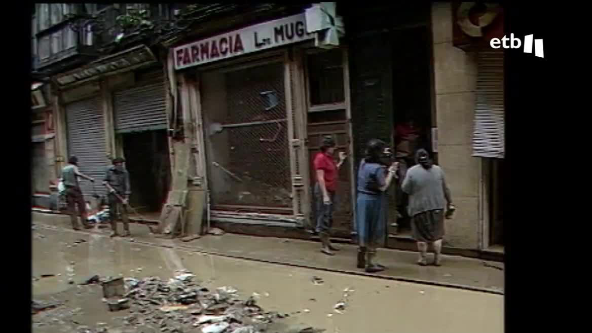 Han pasado 40 años desde las inundaciones; la pesadilla llegó cuando Bilbao estaba inmersa de lleno en la Aste Nagusia, y los vecinos y vecinas se pusieron a trabajar de inmediato. Hoy se ha homenajeado a todas aquellas personas que trabajaron como voluntarias.