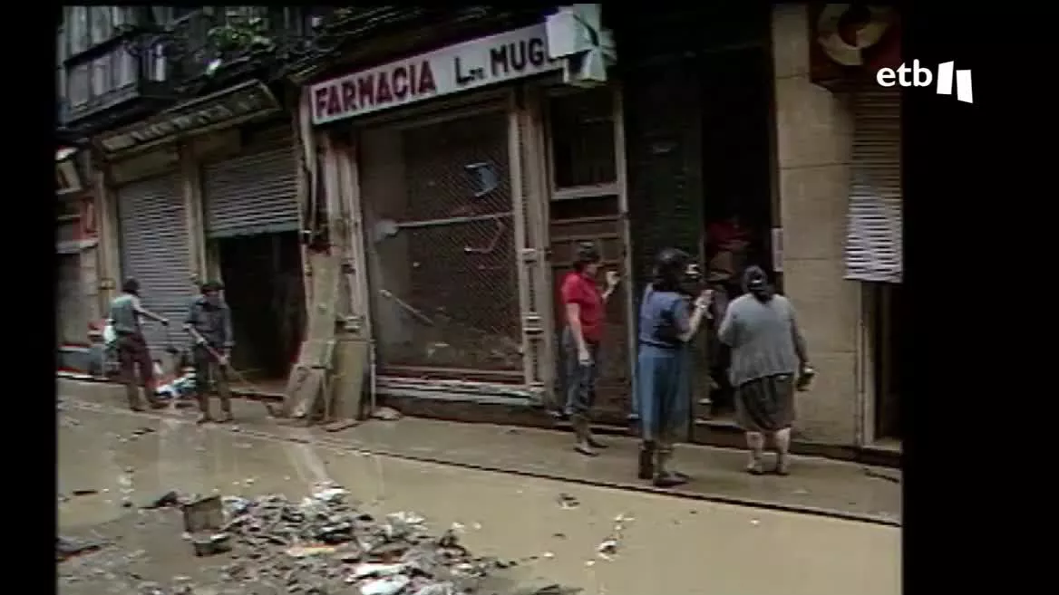 Han pasado 40 años desde las inundaciones; la pesadilla llegó cuando Bilbao estaba inmersa de lleno en la Aste Nagusia, y los vecinos y vecinas se pusieron a trabajar de inmediato. Hoy se ha homenajeado a todas aquellas personas que trabajaron como voluntarias.