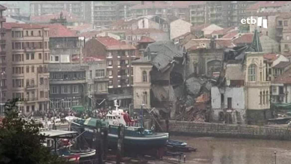 Cuando Bilbao ya no podía hacer frente al agua, en muchos otros pueblos de Euskal Herria también pasaron sus primeros días mirando al río y al mar. Ese fue el caso de Bermeo. El pueblo quedó totalmente incomunicado y los vecinos y vecinas tuvieron que hacerse cargo de salvar a la población.