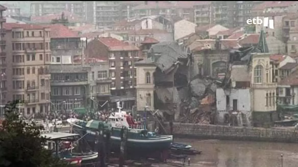 Cuando Bilbao ya no podía hacer frente al agua, en muchos otros pueblos de Euskal Herria también pasaron sus primeros días mirando al río y al mar. Ese fue el caso de Bermeo. El pueblo quedó totalmente incomunicado y los vecinos y vecinas tuvieron que hacerse cargo de salvar a la población.
