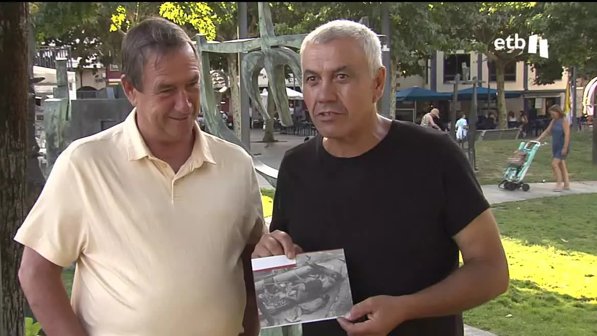 Esta es la foto con la que el mundo supo que los cinco voluntarios de Cruz Roja Bizkaia desaparecidos durante las inundaciones de agosto de 1983 estaban sanos y salvos. 40 años después, se la mostramos a dos de sus protagonistas.
