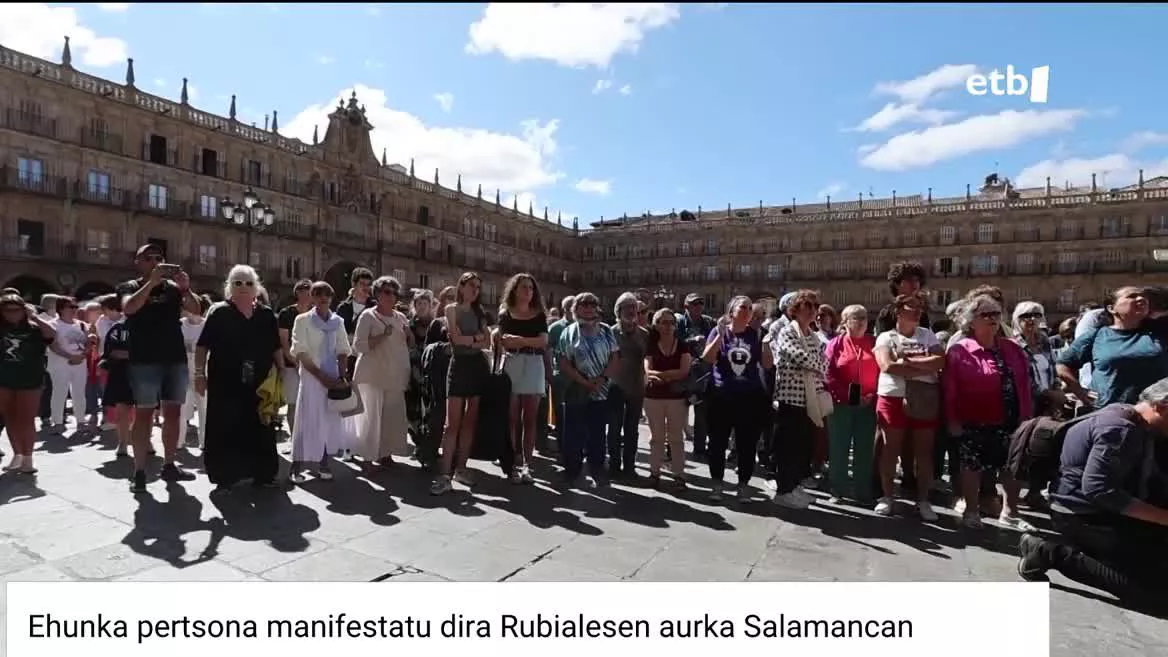 "Se acabó" oihuen artean, ehunka lagunek manifestazioa egin dute gaur Salamancako Plaza Nagusian, Luis Rubialesen aurka. "Feminismoa kirolean ez da aukera bat" lelopean, adin guztietako pertsonak batu dira, Rubialesen behin betiko irteera eskatzeko eta Jenni Hermoso jokalariari babesa adierazteko.