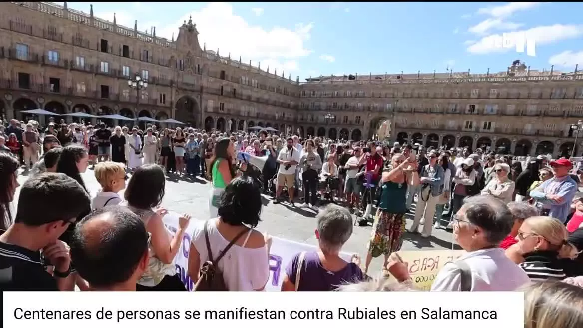 Entre gritos de "Se acabó", cientos de personas se han manifest hoy en la plaza mayor de Salamanca, contra Luis Rubiales. Bajo el lema "El feminismo en el deporte no es una opción",  se han unido para exigir la salida definitiva de Rubiales y  expresar su apoyo a la jugadora Jenni Hermoso.