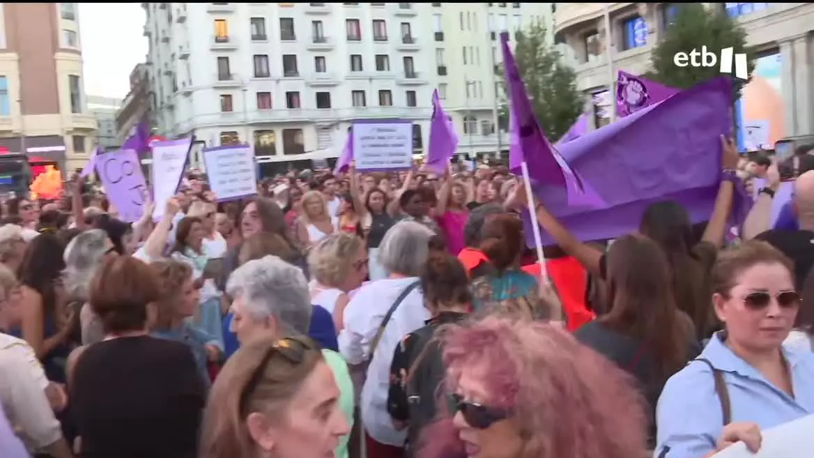 "¿Si delante de millones de personas Rubiales ha tenido la legitimidad para plantarle un pico a una futbolista, qué no ocurre en la intimidad?", se han preguntado las portavoces de la Comisión 8M Madrid, quienes han avisado que "solo sí es sí".