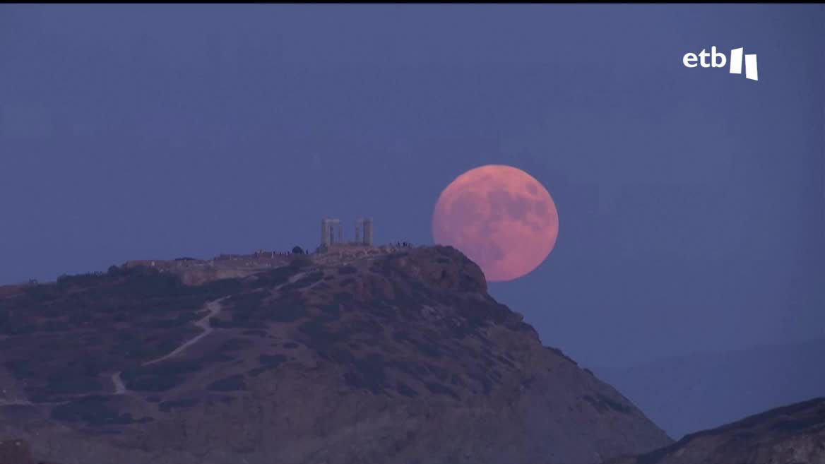 Desde el Lejano Oriente hasta Europa, la superluna azul está dejando imágenes para el recuerdo.