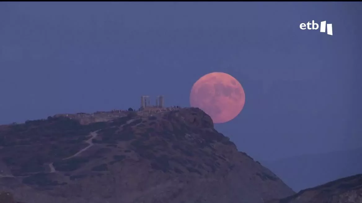 Desde el Lejano Oriente hasta Europa, la superluna azul está dejando imágenes para el recuerdo.