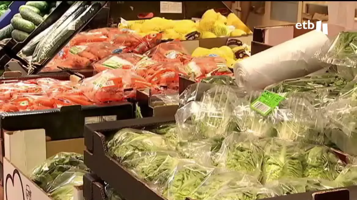 La cesta de la compra sigue encareciéndose pese a que el Gobierno de España rebajó el IVA de los productos básicos.